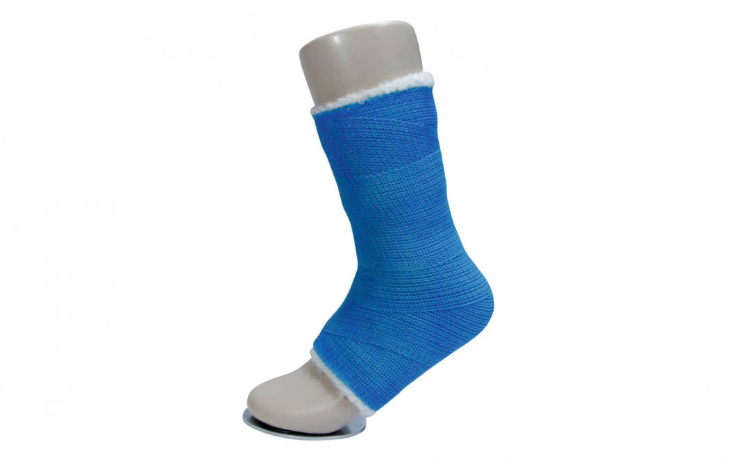 Полимерный бинт INTRARICH CAST синий на ноге